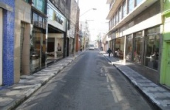 Estacionar na rua volta a ser proibido em alguns trechos