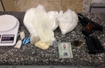Homem é detido com pistola 765 e drogas