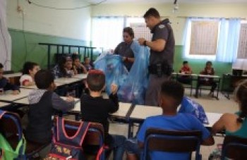 PM distribui presente em escola de Palmeiras