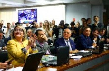 CCJ do Senado aprova parecer de parlamentar