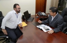 Komura recebe revista com potencial de Mogi