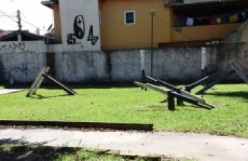 Praça onde menina de 9 anos morreu permanece fechada