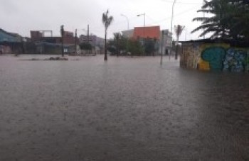 Marginal do una alaga após chuva em Suzano