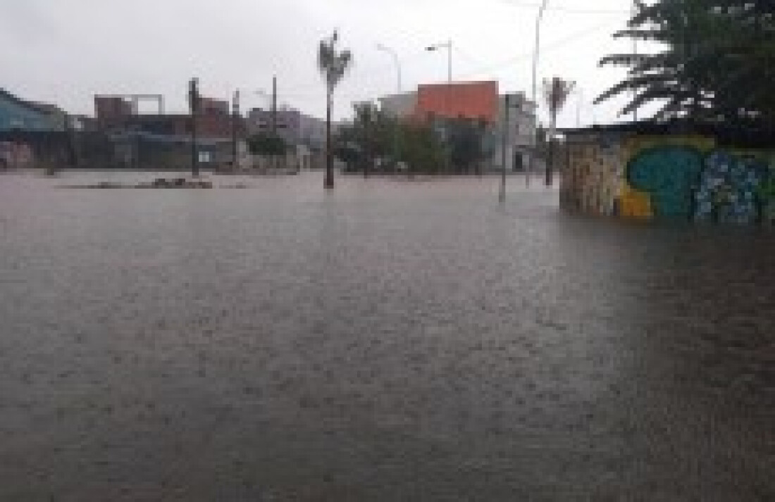 Marginal do una alaga após chuva em Suzano
