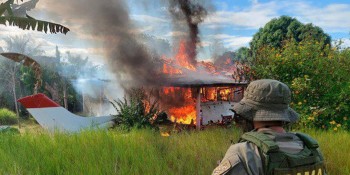 Operação do governo destrói avião e trator do garimpo em área yanomami