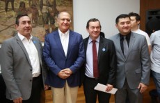 Autoridades da região em solenidade no Palácio dos Bandeirantes