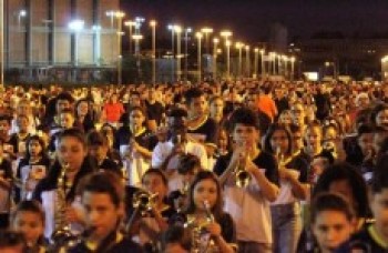 Evento natalino leva 20 mil para avenida
