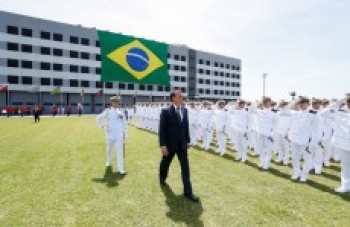 Bolsonaro diz que governo honra militares e respeita o povo