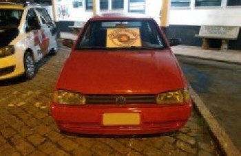 PM recupera dois carros furtados