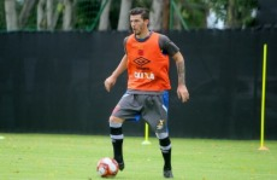 Zagueiro Luis Gustavo acerta com o Vasco