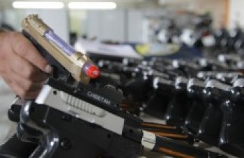 GCM apreende 150 réplicas de pistolas