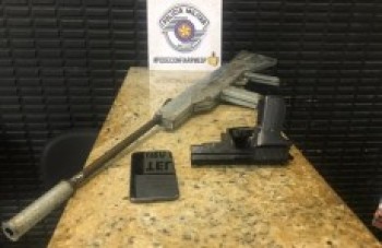 Jovem é detido com réplicas de fuzil