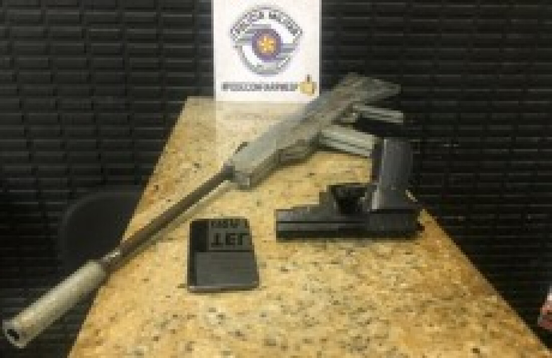 Jovem é detido com réplicas de fuzil