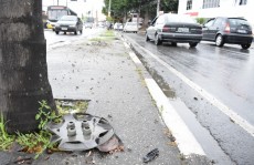 Motorista atinge poste e depois foge