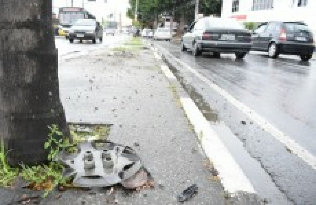 Motorista atinge poste e depois foge