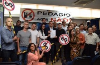 Políticos se unem à população