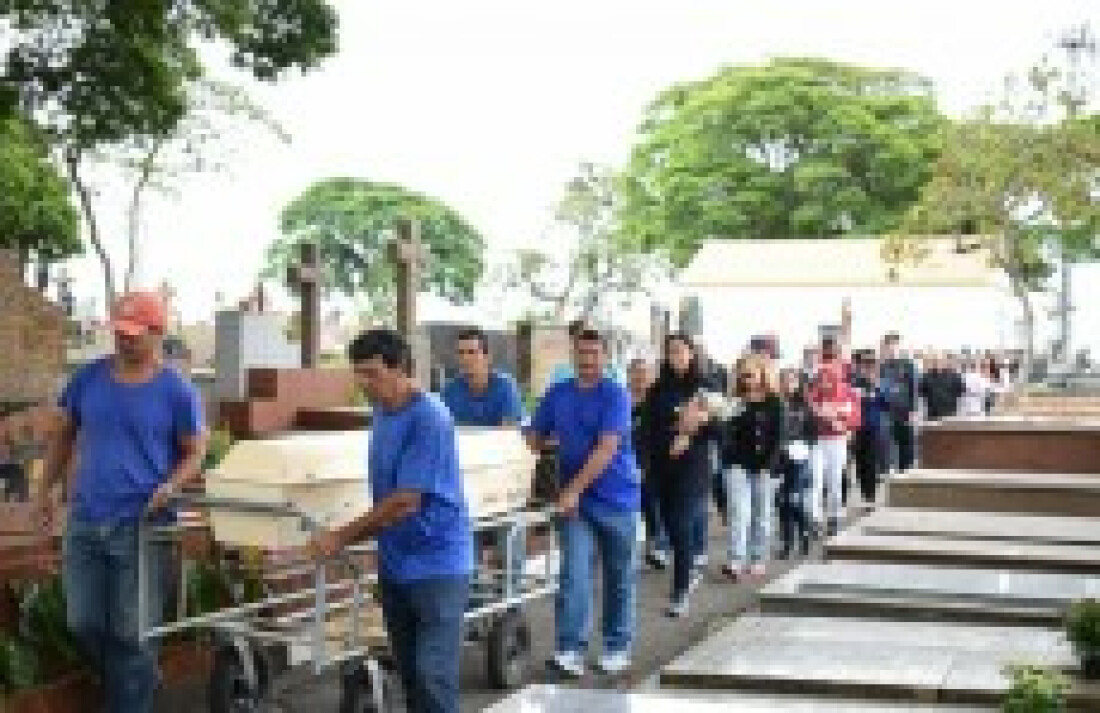 Mais um jovem morto em baile funk é sepultado na cidade