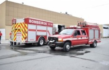 Simulação de bombeiros chama atenção da população