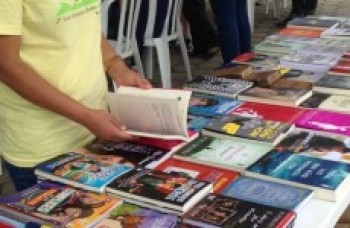 Feira Literária ocorre até terça-feira às 21 horas