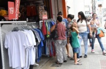 Comércio tenta atrair os clientes com promoções