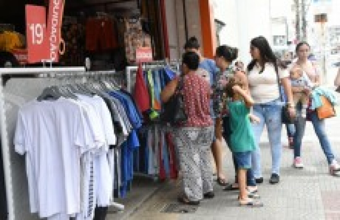 Comércio tenta atrair os clientes com promoções