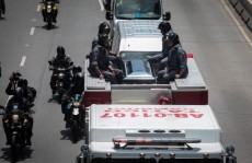 Sob aplausos, corpo de Gugu é sepultado no Gethsêmani