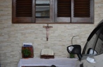 Moradores de Ferraz receberam Gugu em 'aparição' de santa