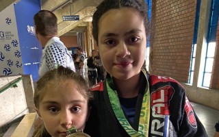 Lutador sobe ao pódio com filha e sobrinha