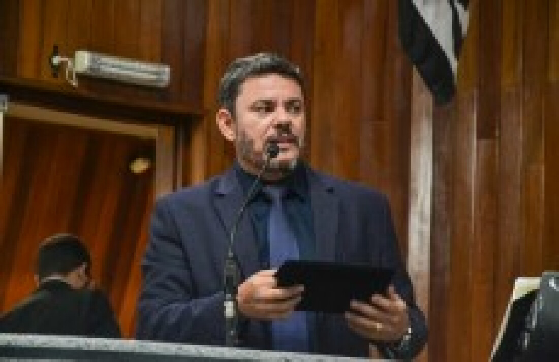 Mauro Araújo desiste da presidência do Legislativo