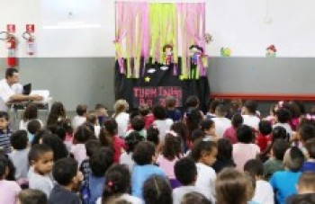Com a ajuda de fantoches Ferraz orienta sobre Aedes
