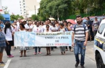 Servidores protestam contra lei que exonera aposentados