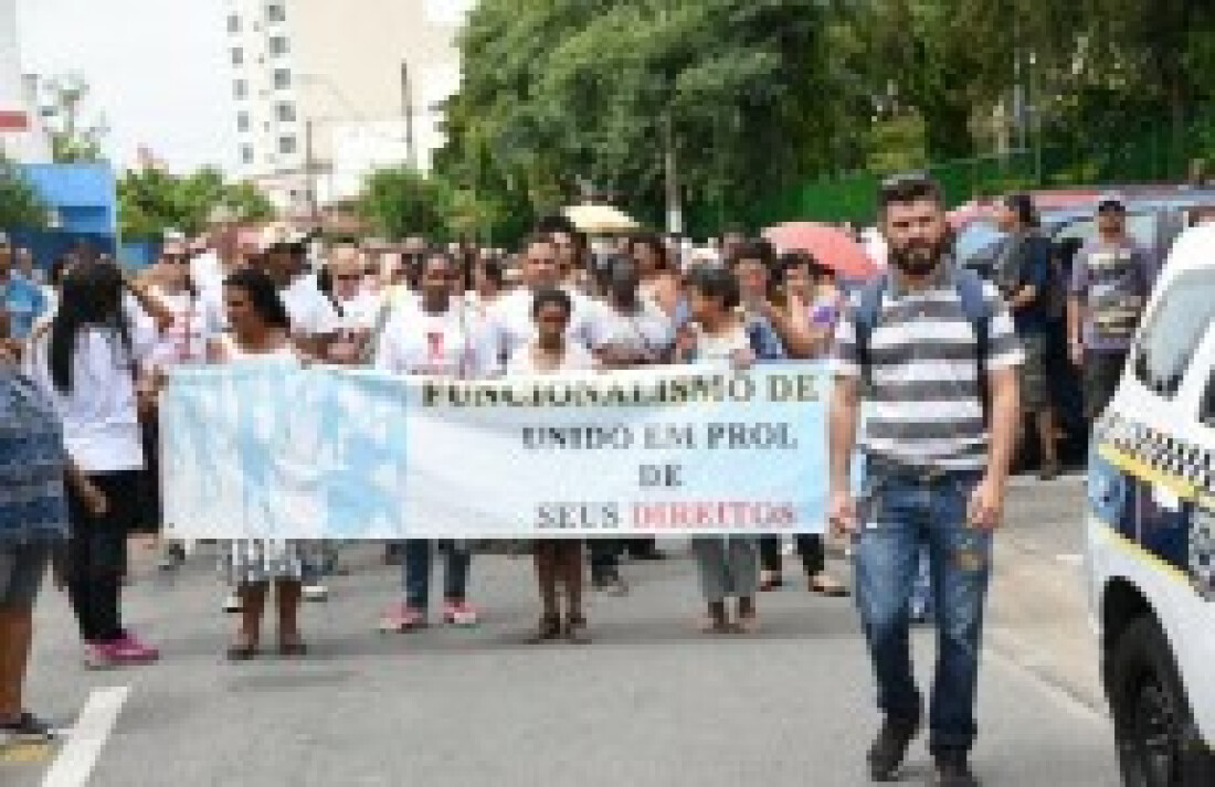 Servidores protestam contra lei que exonera aposentados