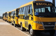 Deputado conquista ônibus escolares