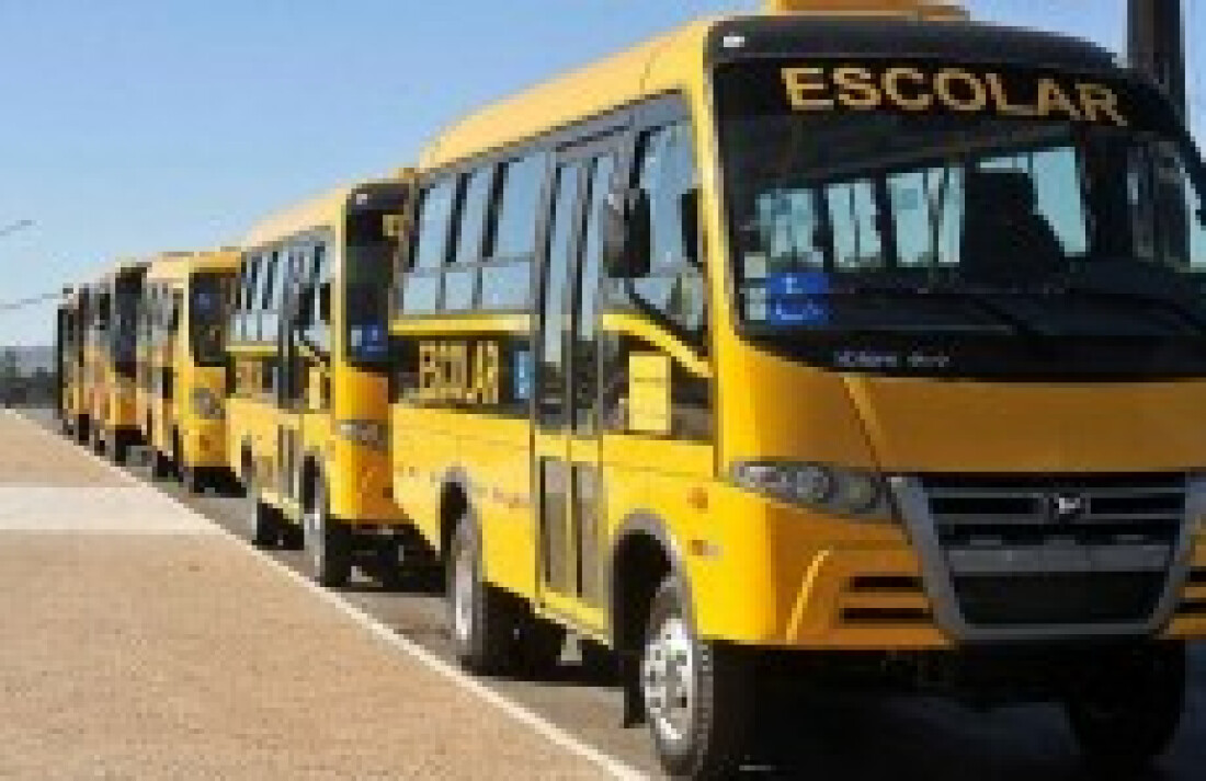 Deputado conquista ônibus escolares