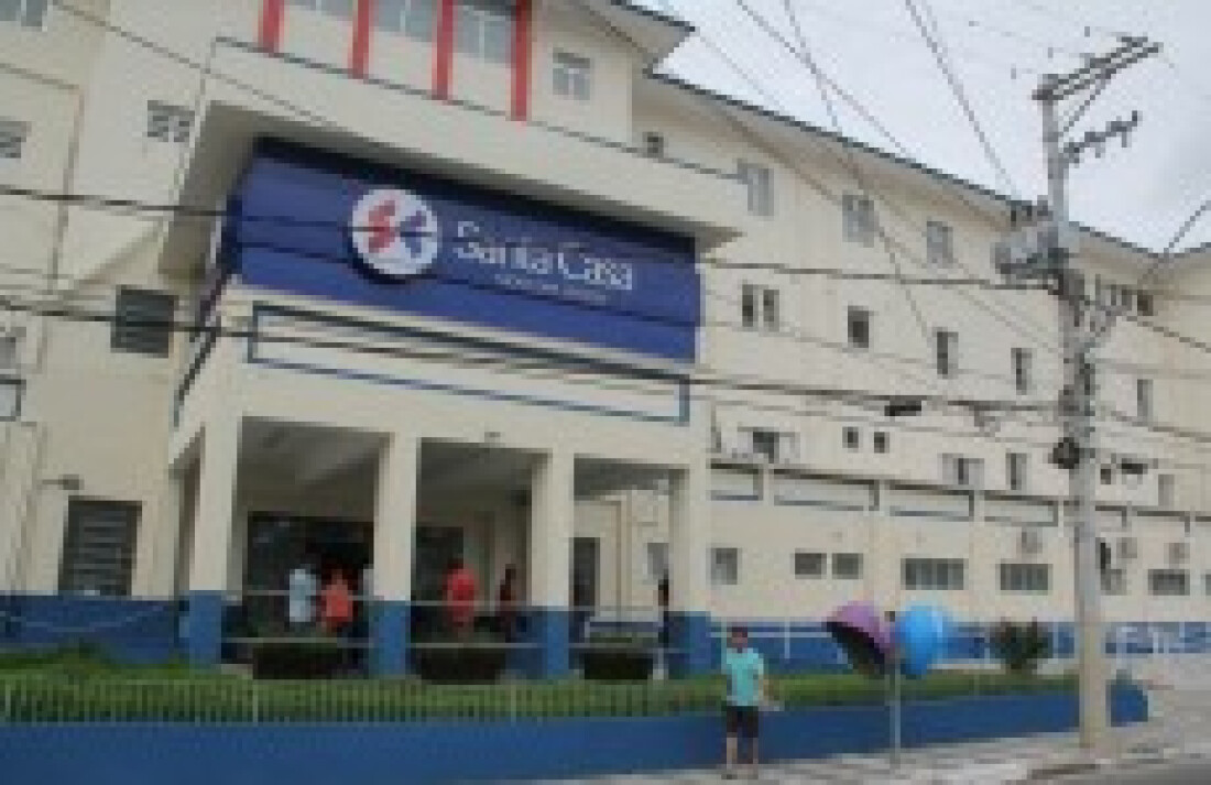 Superlotação persiste na Santa Casa e Prefeitura busca saídas