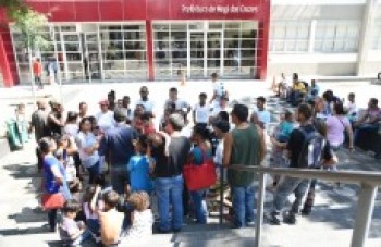 Moradores protestam contra reintegração na Prefeitura