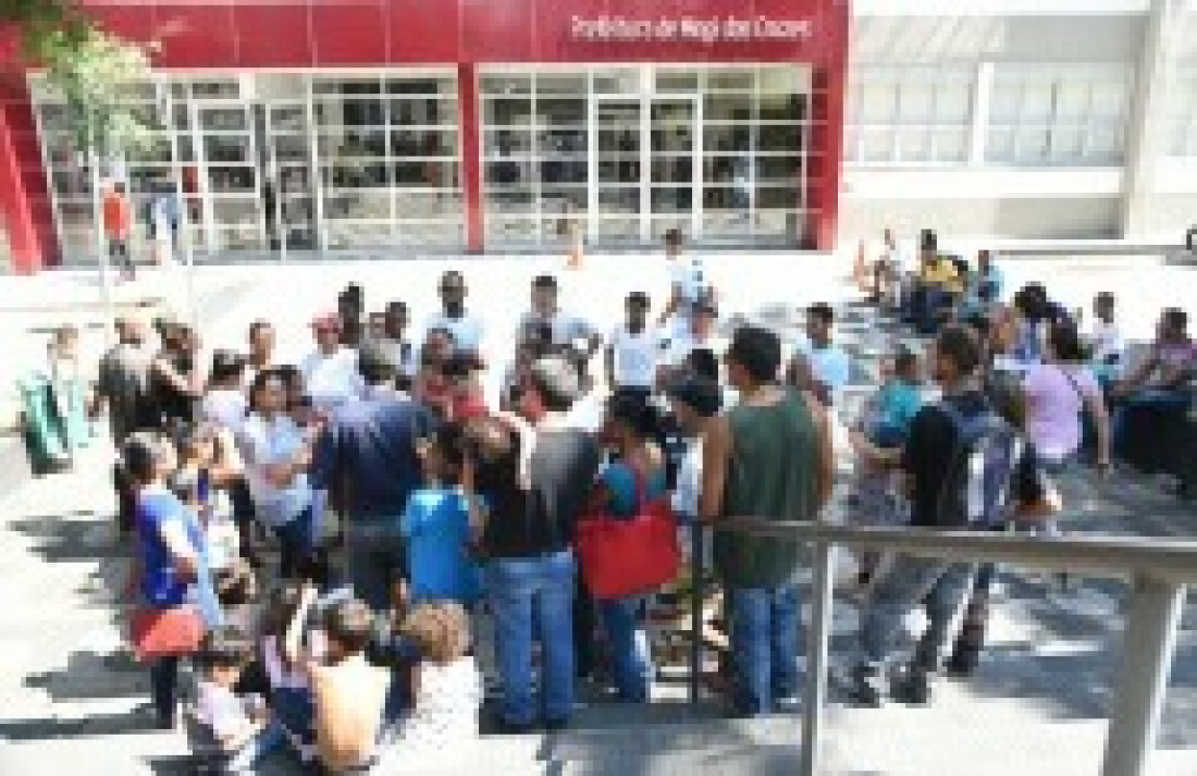 Moradores protestam contra reintegração na Prefeitura