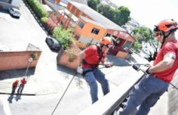 Bombeiros realizam atividade de rapel em viaduto