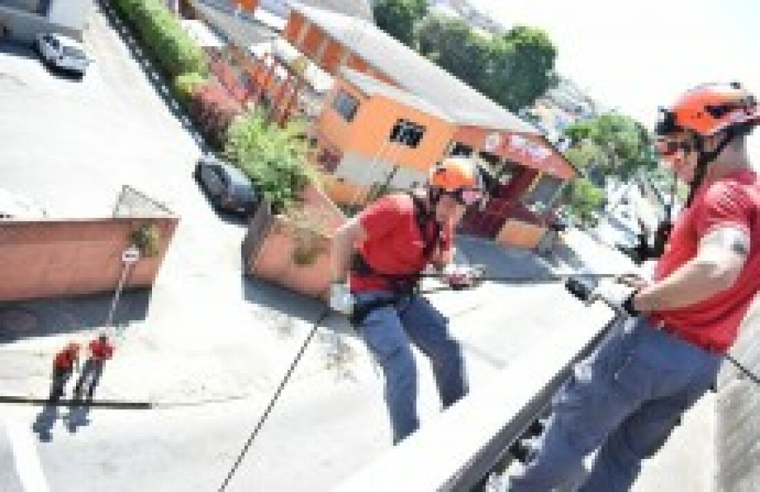 Bombeiros realizam atividade de rapel em viaduto