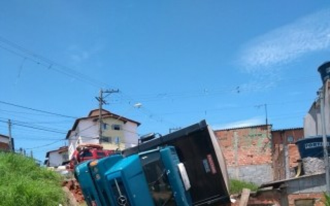 Caminhão tomba em uma casa em Ferraz