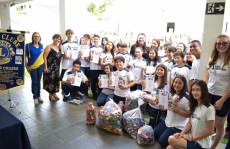 Alunos são premiados e doam tampinhas para o Fundo Social