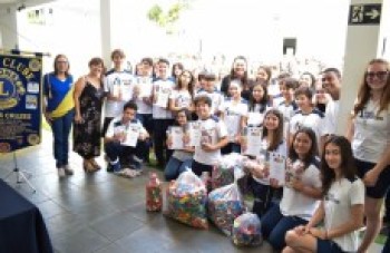 Alunos são premiados e doam tampinhas para o Fundo Social