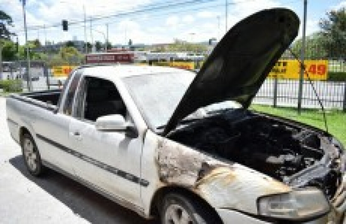 Veículo pega fogo na Narciso Y. Guimarães