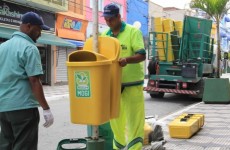 Ruas do centro recebem 200 lixeiras