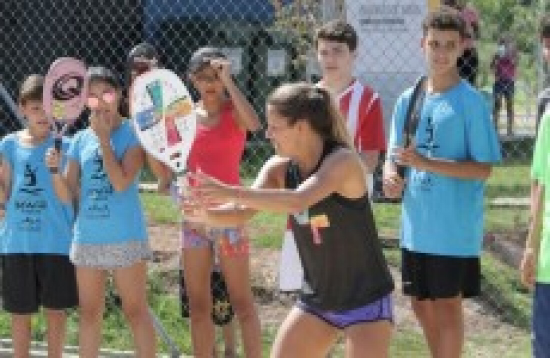 Clínica de 'beach tennis' com atletas internacionais é realizada