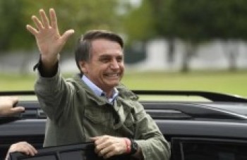 Bolsonaro assina carta de desfiliação do PSL