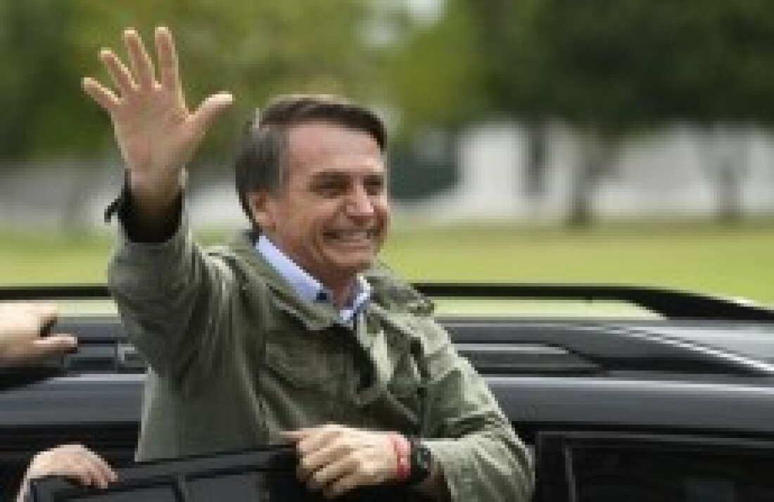 Bolsonaro assina carta de desfiliação do PSL