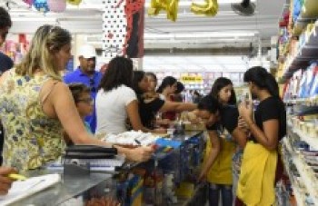 Compra de artigos escolares movimenta lojas de Suzano
