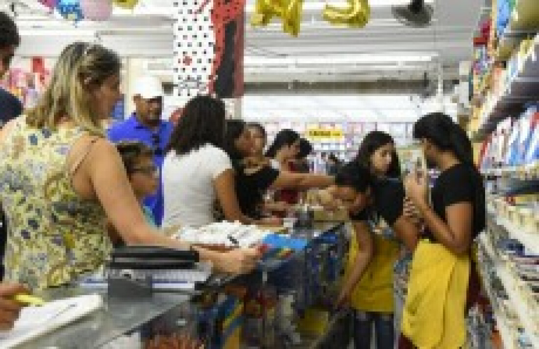 Compra de artigos escolares movimenta lojas de Suzano