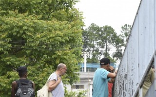 Homem apanha na saída de passarela do Terminal